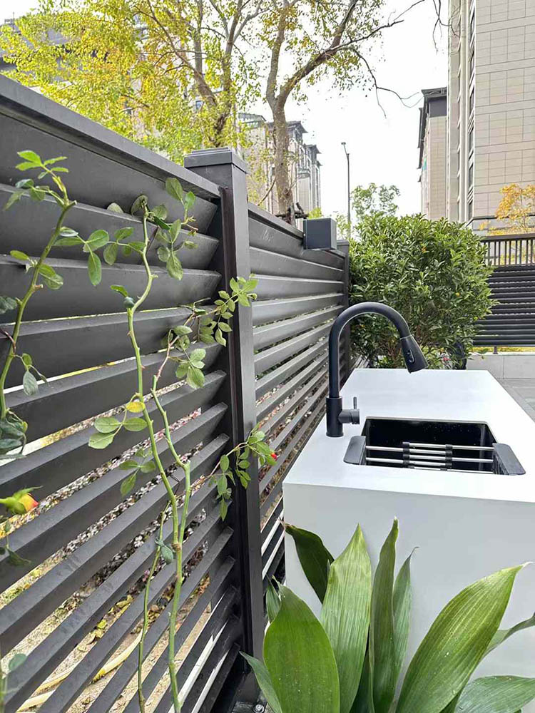 楼盘一楼庭院桌椅