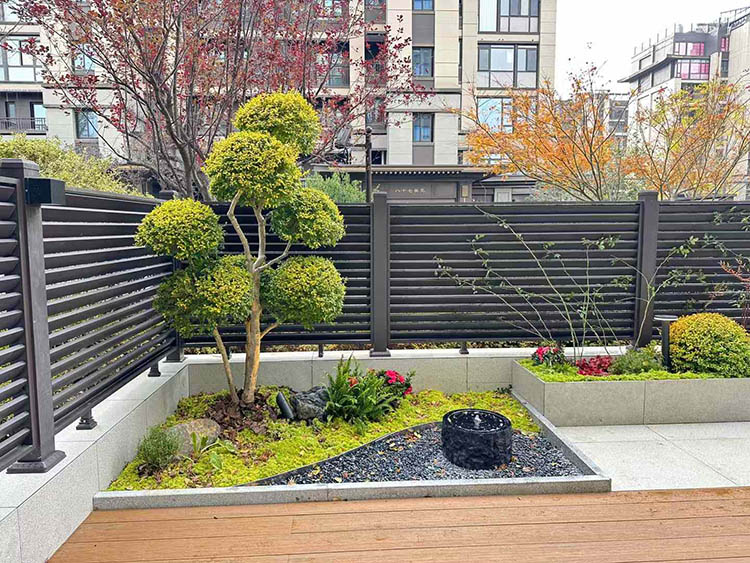 楼盘一楼庭院桌椅