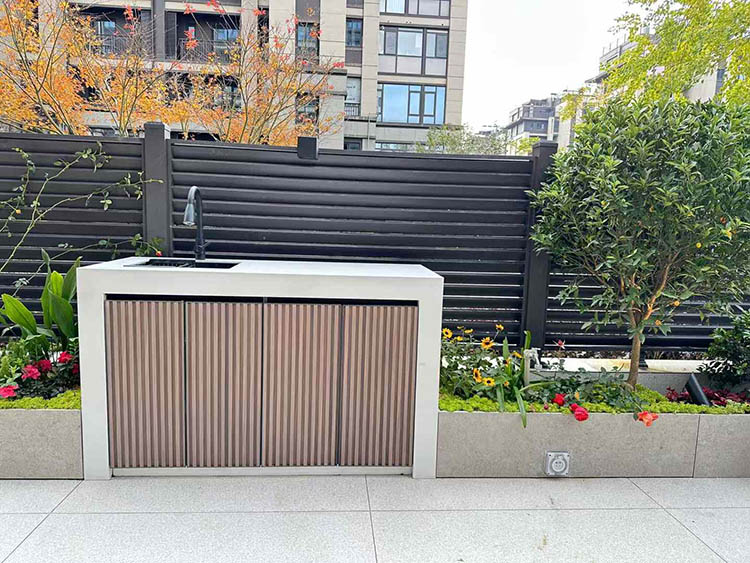 楼盘一楼庭院桌椅