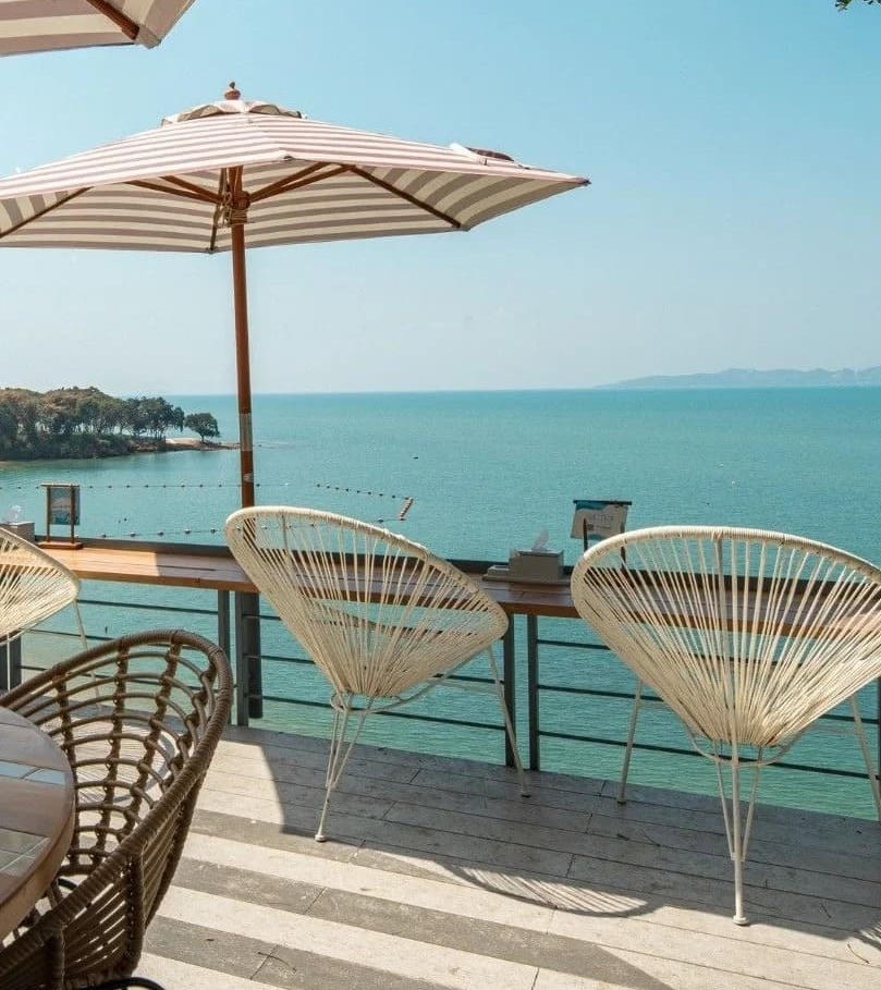 普吉岛临海酒店户外休闲区